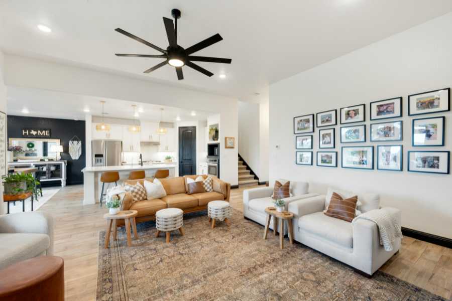 Cuisine ouverte 15m² intégrée dans un salon moderne avec canapés et mur de photos