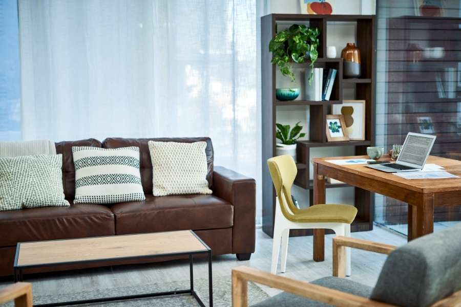 Salon avec mobilier multifonction incluant bibliothèque modulaire et bureau intégré