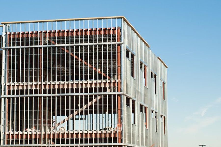 Structure métallique d'un bâtiment moderne prête pour l'installation d'une isolation thermique exterieur.