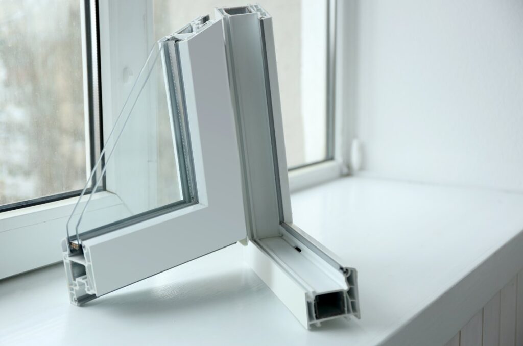 Coupe transversale d'une fenêtre montrant l'assemblage d'un vitrage acoustique haute performance menuiserie pvc posé sur un appui de fenêtre.