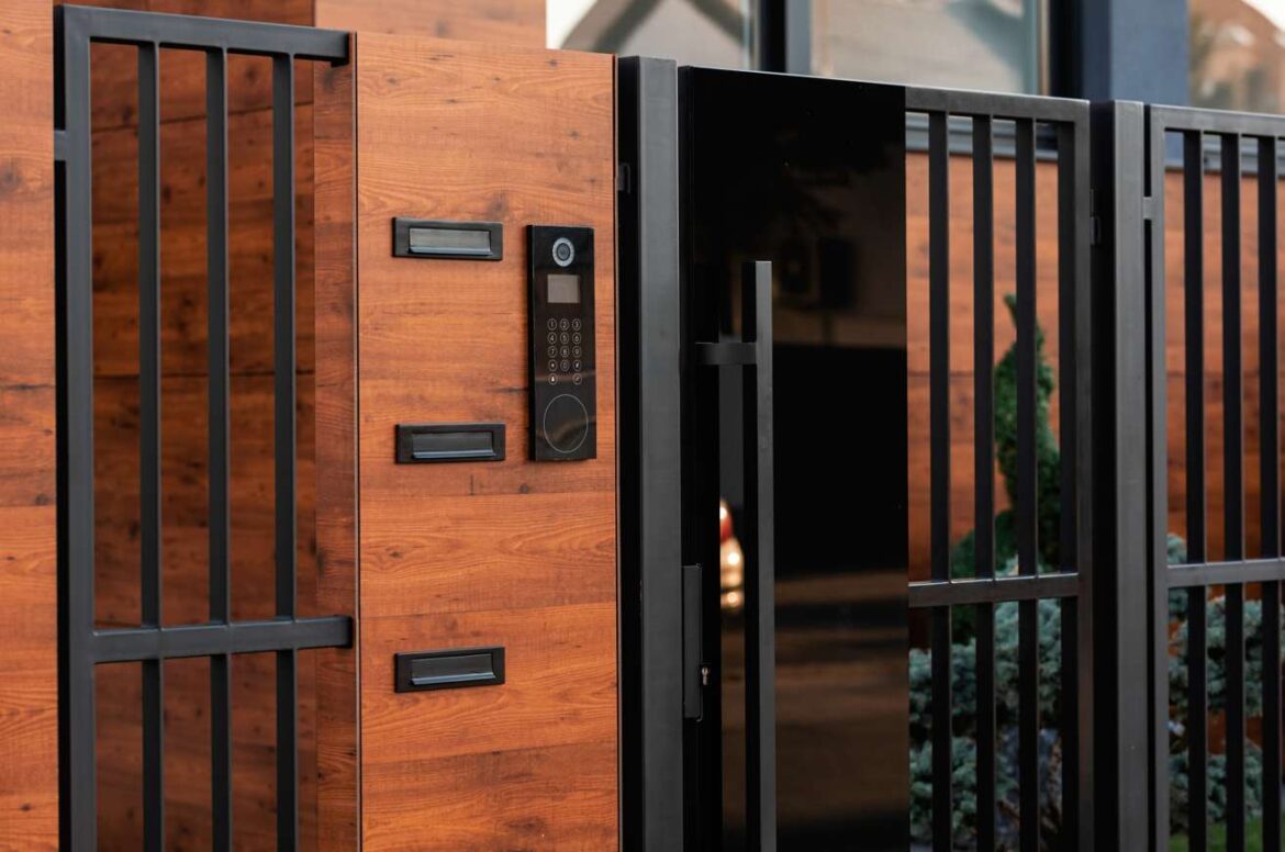 Une entrée d'immeuble moderne avec un interphone et des boîtes aux lettres, parfaite pour une installation gache electrique immeuble serrurier paris.